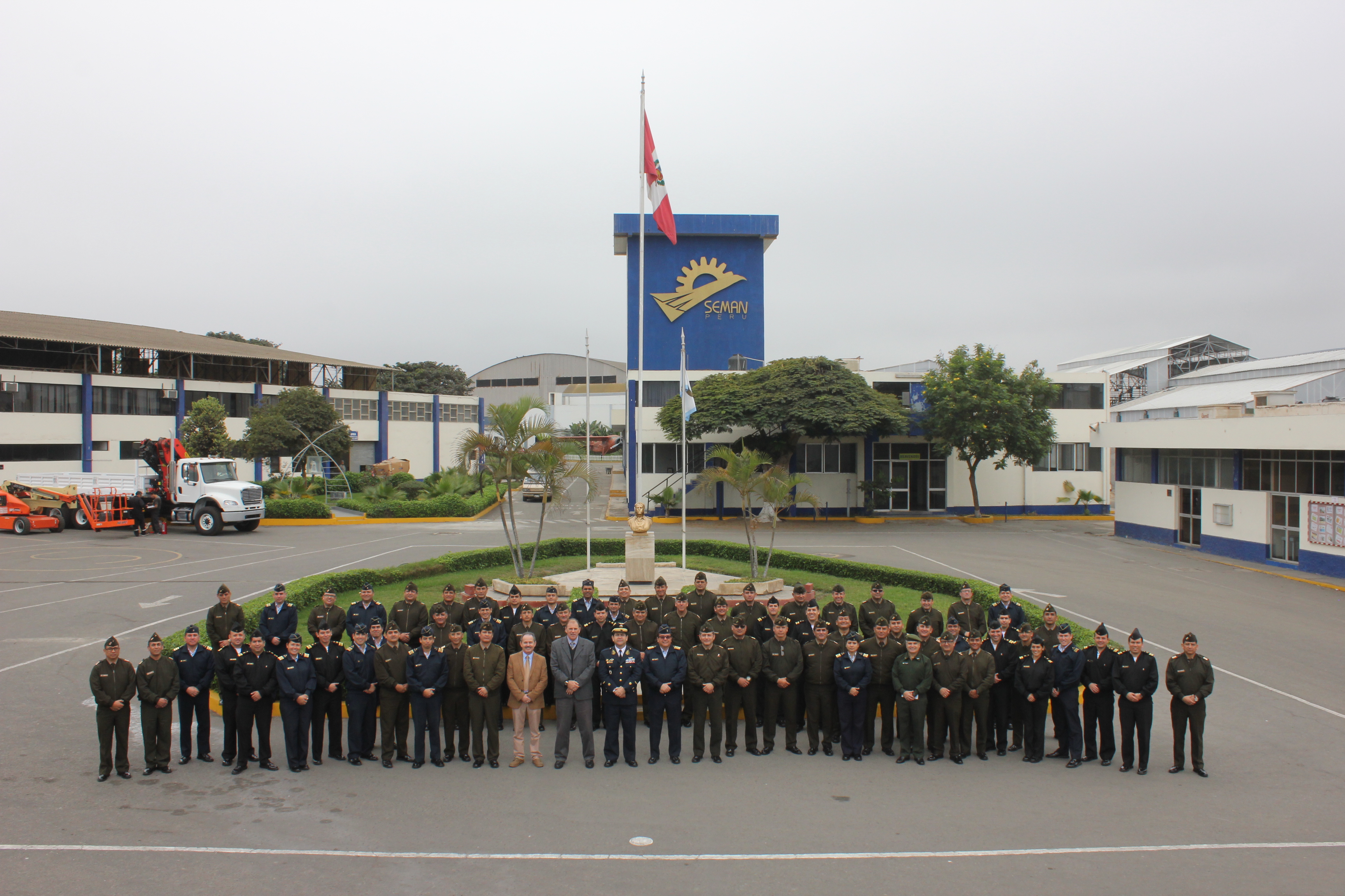 Oficiales alumnos del Programa de Comando y Estado Mayor Conjunto visitando las instalaciones del Servicio de Mantenimiento  SEMAN.
