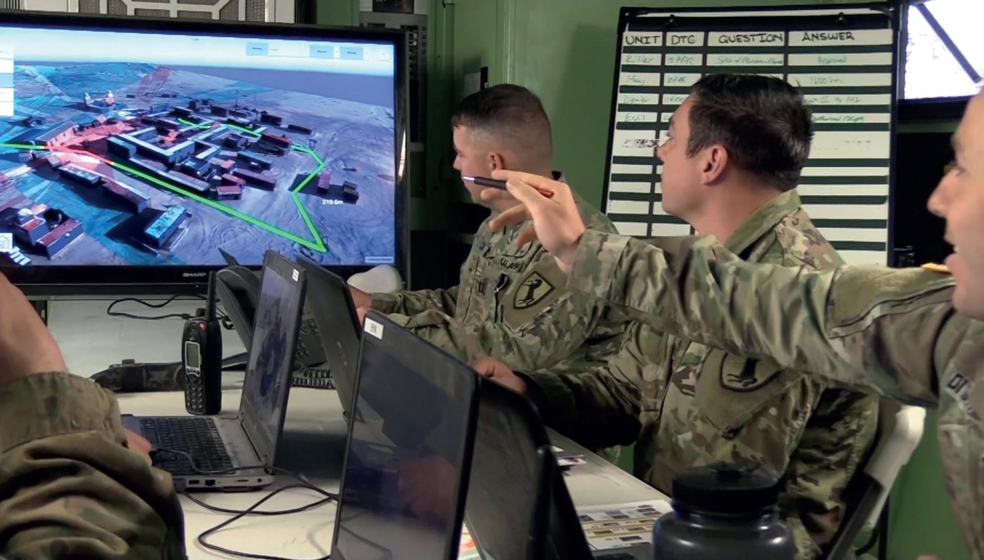 Militares empleando ATLAS, un sistema de Inteligencia Artificial asistida para selección de blancos. Fuente: revista Military Simulation & Training.
